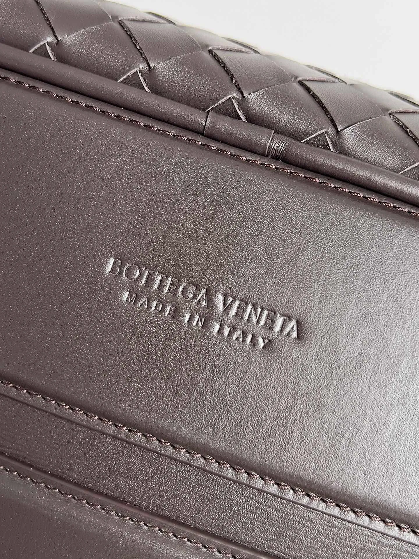 Batch 3960 Let's go on a trip✈️BOTTEGA VENETA men's travel bag is no heavier than a suitcase. The capacity and lightness of this travel bag are really suitable for short trips. The soft cow leather reduces the burden on the hands. The capacity is very nice. Style number: 765620 Size: 50*41*15cm
